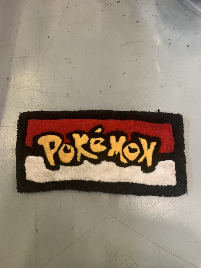 Tapis de clavier avec le logo du jeu pokémon